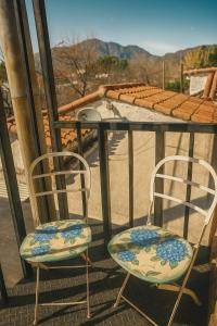 カピージャ・デル・モンテにあるFlor de Lisのバルコニーの上に椅子2脚 +11枚の写真