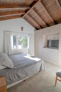 Giường trong phòng chung tại Depto Nómades, con vista directa a la cascada - Ayres del Bosque Alojamientos