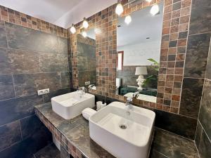 Un baño con dos lavabos y un espejo. en Spectacular oceanfront apartment, en Llucmajor 43 fotos más