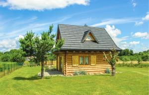 a small log cabin with a gambrel roof at 4 Bedroom Nice Home In Nidzica in Nidzica