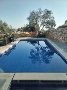 Bazén v ubytování Bella Guesthouse with Garden, Pool & Jacuzzi nebo v jeho okolí