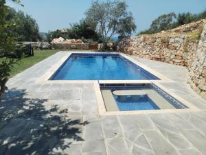 Bazén v ubytování Bella Guesthouse with Garden, Pool & Jacuzzi nebo v jeho okolí