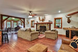 Χώρος καθιστικού στο Spacious Vermont Mountain Retreat - 4BR,4BA - Near Skiing & Hiking - Perfect for Groups