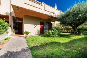 a house with a tree in the yard at Pit stop in Villa nel Verde a Roma-Aeroporto di Ciampino in Rome