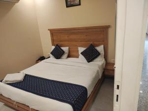 Postel nebo postele na pokoji v ubytování AB Hotel - Amar International by Sarthak - Local ID not accepted