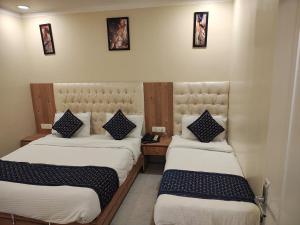 Postel nebo postele na pokoji v ubytování AB Hotel - Amar International by Sarthak - Local ID not accepted
