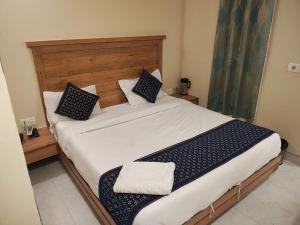 Postel nebo postele na pokoji v ubytování AB Hotel - Amar International by Sarthak - Local ID not accepted