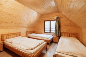 Ένα ή περισσότερα κρεβάτια σε δωμάτιο στο Horský hotel Bartoška