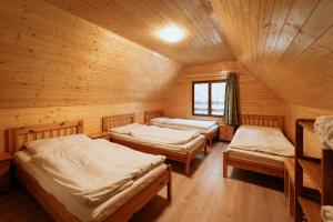 Ένα ή περισσότερα κρεβάτια σε δωμάτιο στο Horský hotel Bartoška
