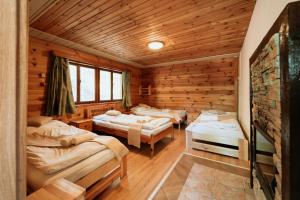 Ένα ή περισσότερα κρεβάτια σε δωμάτιο στο Horský hotel Bartoška