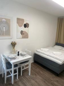 a bedroom with a bed and a table and a table and chairs at Modernes Studio, zentral in Würzburg