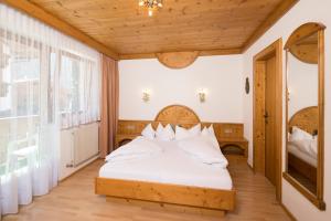 una camera da letto con un letto e una grande finestra di Hotel Brennerspitz a Neustift im Stubaital Altre 37 foto