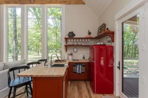 Kuchyň nebo kuchyňský kout v ubytování The Purple Martin at Buckhorn Hollow