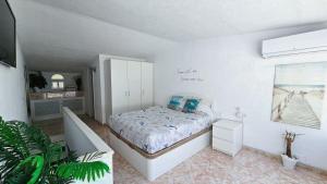 sypialnia z łóżkiem w białym pokoju w obiekcie Dúplex con vistas al mar, playa y puerto a pasos w mieście Estepona +37 zdjęć