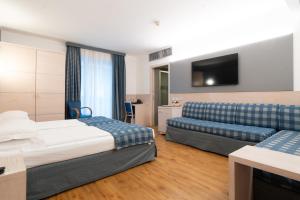 Giường trong phòng chung tại Caravel Bike Hotel