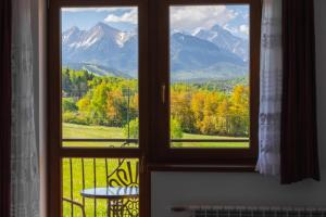 a window with a view of a mountain view at Willa Widokowa in Czarna Góra