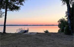 HörbyにあるAmazing Home In Hörbyのドック付きの湖の夕日の景色