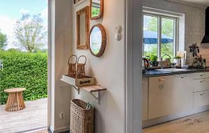 GärsnäsGorgeous Home In Gärsnäs With Wifi的带水槽和台面的厨房