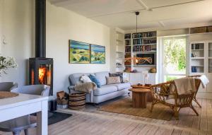 GärsnäsGorgeous Home In Gärsnäs With Wifi的带沙发和壁炉的客厅