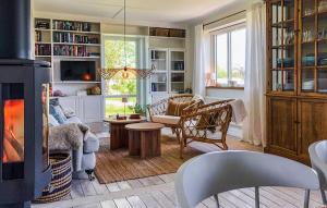 Gorgeous Home In Gärsnäs With Wifi的休息区
