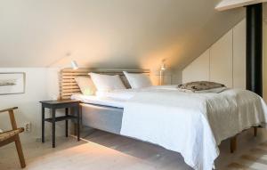 Gorgeous Home In Gärsnäs With Wifi客房内的一张或多张床位
