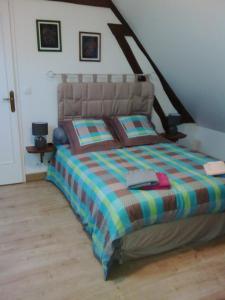 um quarto com uma cama e piso em madeira em Gite De Malvoue em Vimoutiers