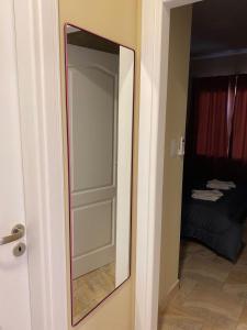 un miroir sur la porte d'une pièce dans l'établissement Bungalows Casa Mansa 1 y 2, à Villa Elisa