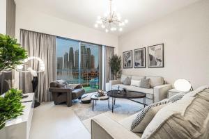 un salon avec un canapé et une table dans l'établissement Gogoto Luxury Burj Khalifa View 5 min Dubai Mall, à Dubaï