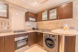 cocina con lavadora y lavavajillas en Berber Cocoon, en Agadir 30 fotos más