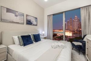 une chambre avec un grand lit blanc et une fenêtre dans l'établissement Gogoto Luxury Burj Khalifa View 5 min Dubai Mall, à Dubaï