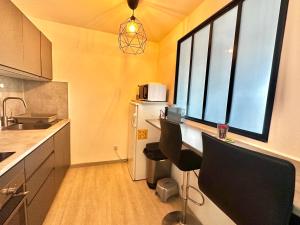 Kuchyňa alebo kuchynka v ubytovaní Capucine, duplex à 5 min plage