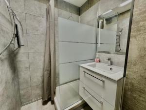 Kúpeľňa v ubytovaní Capucine, duplex à 5 min plage