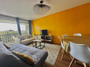Televízia a/alebo spoločenská miestnosť v ubytovaní Capucine, duplex à 5 min plage