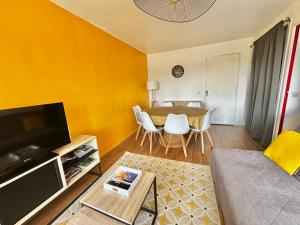 Televízia a/alebo spoločenská miestnosť v ubytovaní Capucine, duplex à 5 min plage
