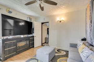 梅德福6 Mi to Boston Common Apt in Medford!的配有大屏幕平板电视的客厅