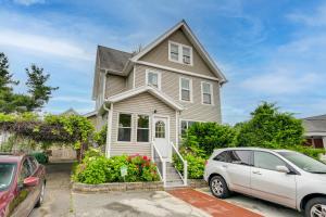 梅德福6 Mi to Boston Common Apt in Medford!的一栋房子前面停着一辆车