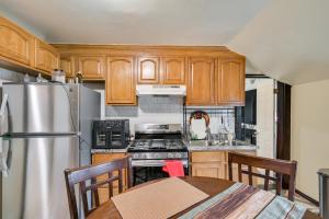 6 Mi to Boston Common Apt in Medford!的厨房或小厨房