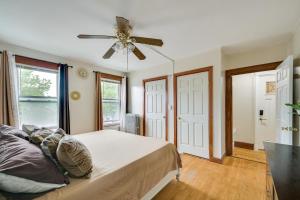 6 Mi to Boston Common Apt in Medford!客房内的一张或多张床位
