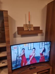 a flat screen tv sitting in a living room at Apartament Kalinderu K4 Busteni in Buşteni