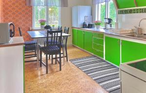 Η κουζίνα ή μικρή κουζίνα στο 3 Bedroom Awesome Home In Emmaboda