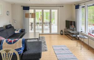 TV a/nebo společenská místnost v ubytování Cozy Home In Lidköping With Wifi