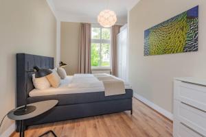 ein Schlafzimmer mit einem Bett und einem Tisch darin in der Unterkunft Villa Carmen Strandperle in Ahlbeck