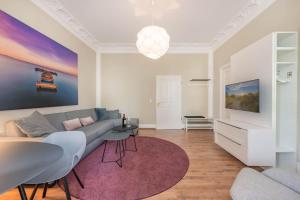 ein Wohnzimmer mit Sofa und Tisch in der Unterkunft Villa Carmen Strandperle in Ahlbeck