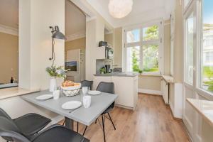 eine Küche und ein Esszimmer mit Tisch und Stühlen in der Unterkunft Villa Carmen Strandperle in Ahlbeck