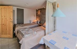 Postel nebo postele na pokoji v ubytování Beautiful Apartment In Bohus-Malmön