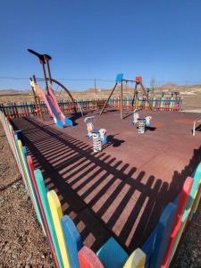 un parque infantil con un montón de toboganes y columpios en Bella, en Parque Holandes