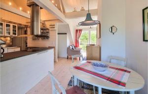 Kuchyň nebo kuchyňský kout v ubytování Awesome Apartment In Bohus-Malmön