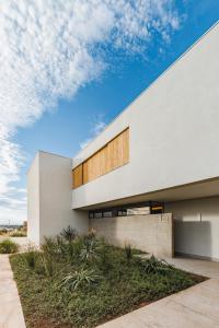 ein großes weißes Gebäude mit einer Holzfassade in der Unterkunft Rio Quente Resorts - Incasa Private Residence Club - Soft Opening in Rio Quente