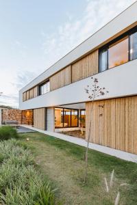 eine Außenansicht eines Hauses mit Holzfassade in der Unterkunft Rio Quente Resorts - Incasa Private Residence Club - Soft Opening in Rio Quente