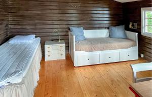 Beautiful Home In Årjäng With Lake View客房内的一张或多张床位